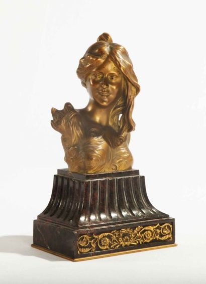 null L. SAVINE


Buste de femme.


Bronze.


H. : 25 cm.