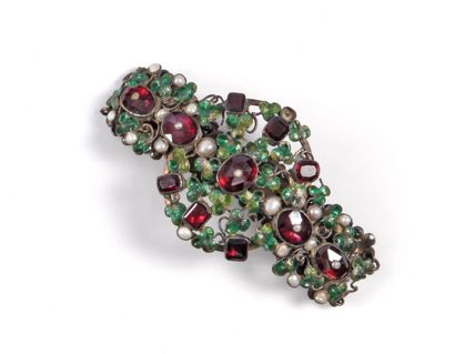 null Bracelet articulé en argent émaillé à décor de trèfles, grenats facetés et demi-perles,...