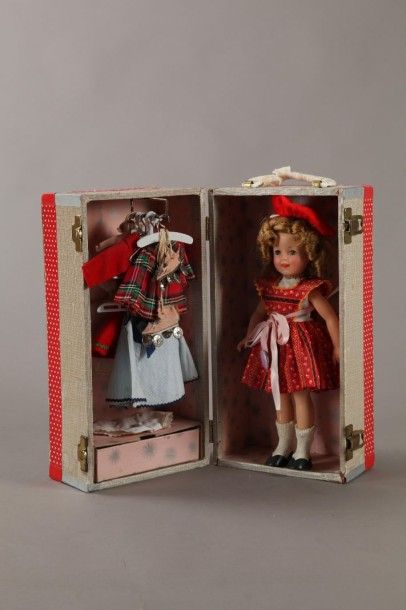  Coffre à poupées avec Shirley Temple années 60 et quelques parties de trousseau...
