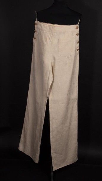 null CHANEL - Pantalon en lin ivoire, type marin avec pont et boutons dorés, T40....