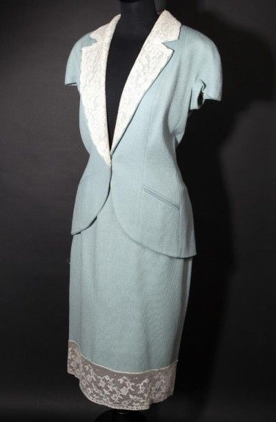 null CHRISTIAN DIOR - Tailleur en lainage bleu doux, manches courtes. Veste longue,...