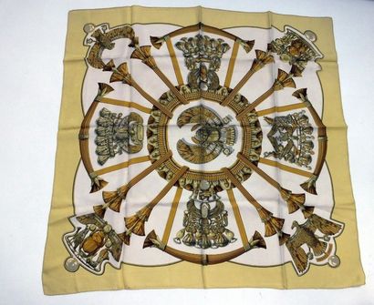 null HERMES , Foulard en soie 90x90 .Fond ivoire, Fond sable clair, bord jaune paille...