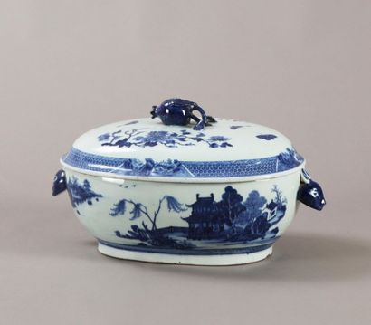 null CHINE Soupière en porcelaine bleu et blanc, anse en forme de tête de lapin.

Epoque...