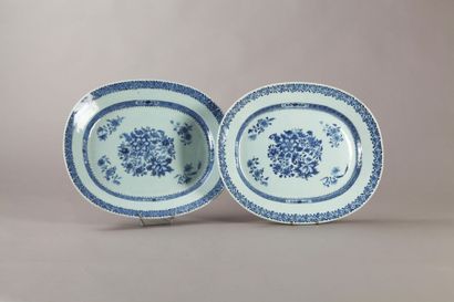 CHINE Deux plats en porcelaine bleu et blanc...