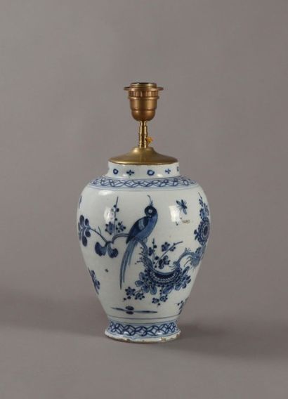 null DELFT Deux vases en faïence montés en lampe.

Epoque XVIIIème siècle.

H. :...