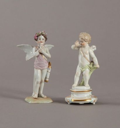 null 2 sujets représentants des angelots en porcelaine.

Vers 1900.