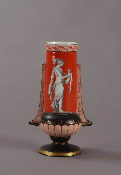 Vase en porcelaine de Paris, décor à l'antique....