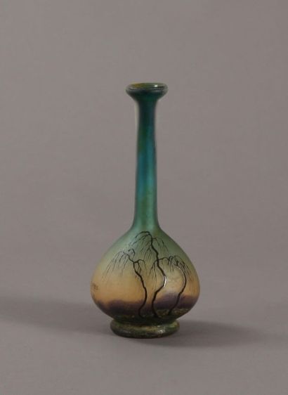 null MULLER Frères à Lunéville Vase soliflore en verre à décor de paysage.

H. :...