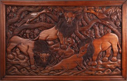 Panneau de bois sculpté à décor d'animaux....
