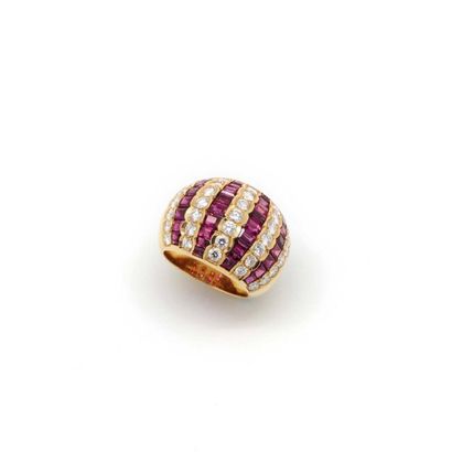 null Bague boule ornée de rubis sertis invisibles et diamants. Poids : 17 g.