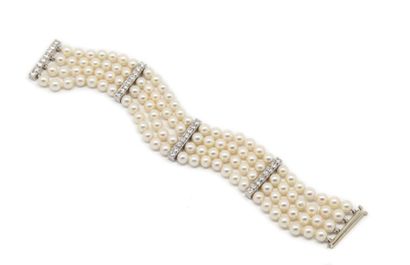 Bracelet orné de quatre rangs de perles agrémenté...