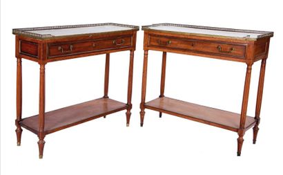 null Paire de table-console en noyer et filet d’ébène, la ceinture ouvrant à un tiroir...