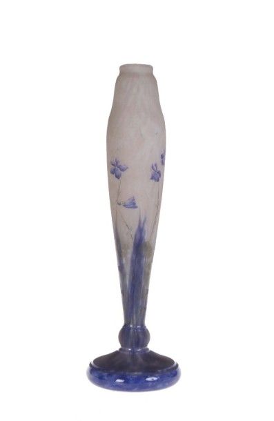 DAUM Daum Nancy

Vase de forme balustre sur talon

Epreuve en verre multicouches...