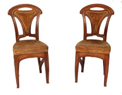 Louis MAJORELLE Louis MAJORELLE (1859-1926) Paire de chaises en bois sculpté, dossier...