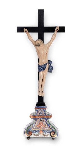 ROUEN ROUEN

Crucifix en faïence sur base à bord contourné, le Christ vêtu d'un drap...