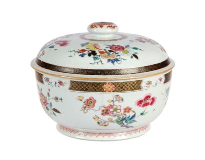 CHINE CHINE

Pot à oille rond couvert en porcelaine à décor polychrome des émaux...