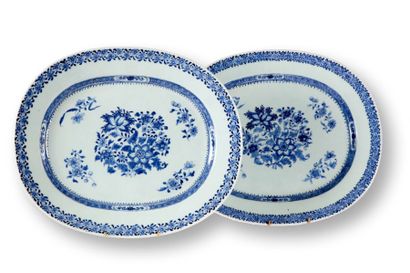 CHINE CHINE

Deux plats ovales en porcelaine à décor en bleu sous couverte de bouquet...