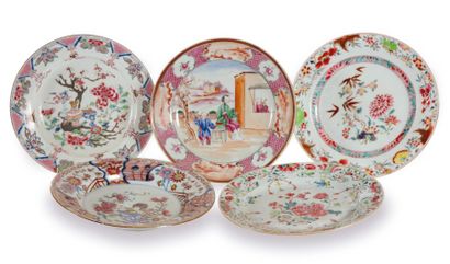 CHINE CHINE

Cinq assiettes en porcelaine à décor polychrome des émaux de la famille...