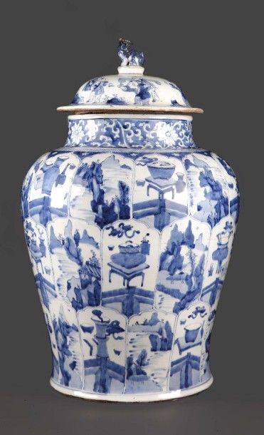 CHINE CHINE

Grande potiche de forme balustre et un couvercle en porcelaine à décor...