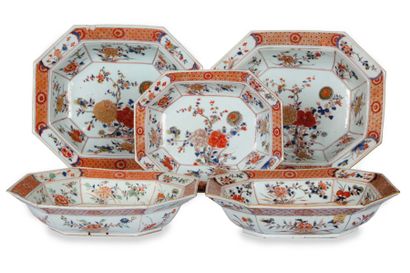CHINE CHINE

Ensemble de cinq plats creux rectangulaires à pans coupés en porcelaine...