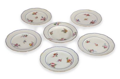 SÈVRES SEVRES

Cinq assiettes à osier et une assiette à potage en porcelaine tendre...