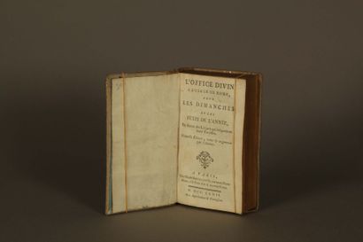 RELIURE BRODÉE RELIURE BRODÉE Office divin. 1772, in-8 reliure en soie brodée de...