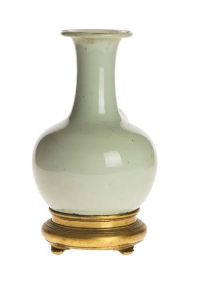 Vase en porcelaine. Céladon, support bronze

Environ...