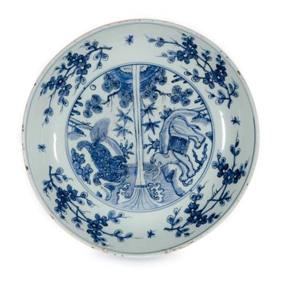 CHINE
 CHINE 
Coupe circulaire en porcelaine à décor en bleu sous couverte au centre...