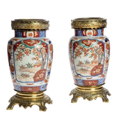 Paire de vases en porcelaine à décor Imari,...