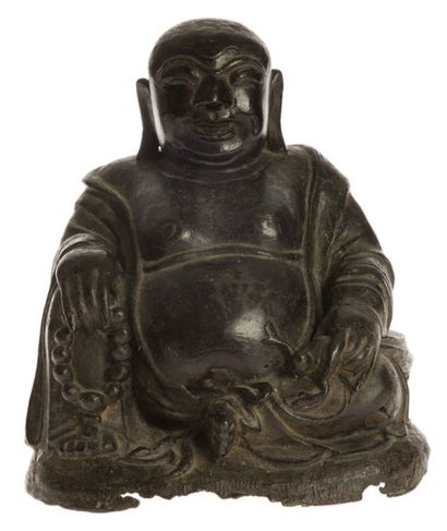 CHINE - XVIIe siècle CHINE - XVIIe siècle

Budai assis en bronze, tenant un chapelet...