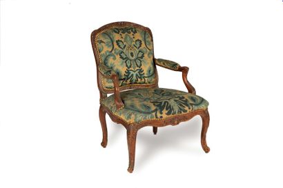 null Fauteuil à dossier plat en noyer teinté, sculpté de feuillages, fleurettes et...