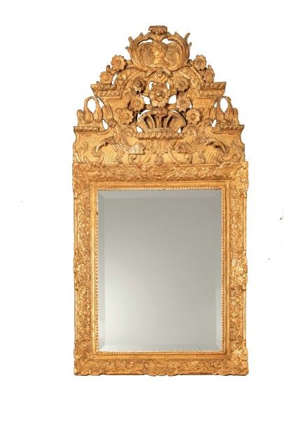 Miroir à fronton en bois doré à décor de...