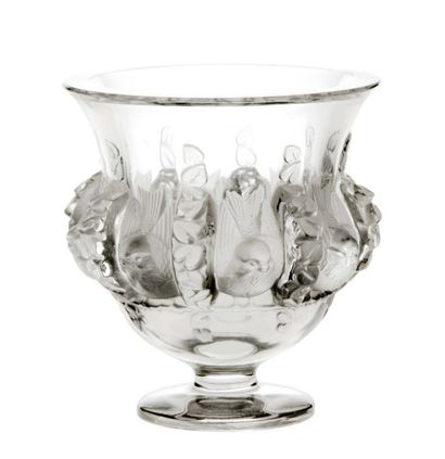 LALIQUE LALIQUE

Vase en cristal décor en relief aux oiseaux

H : 12 cm