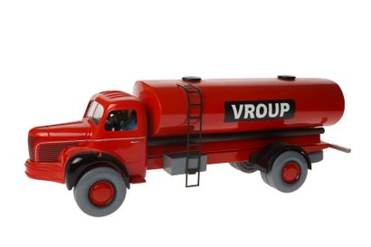 null Michel Aroutcheff "camion Berliet VRoup rouge", résine, bois, métal. Certifificat...