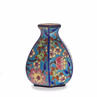 LONGWY LONGWY

Vase à pans coupés décor émaillé turquoise, rehaussé de bandes en...