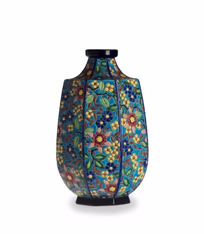 LONGWY LONGWY

Vase à pans coupés aux émaux polychromes jeté de fleurs sur fond turquoise

H....