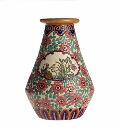 LONGWY LONGWY

Vase à décor aux émaux polychromes d'échassier sur fond de fleurs...