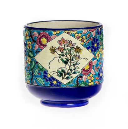 LONGWY LONGWY

Petit cache-pot à décor aux émaux polychromes de fleurs

H. : 12 ...