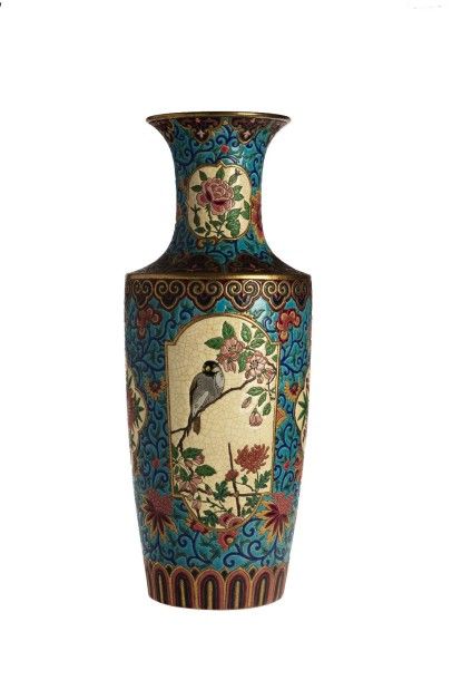 LONGWY LONGWY

Grand vase aux émaux polychromes fond turquoise décor aux oiseaux.

H....