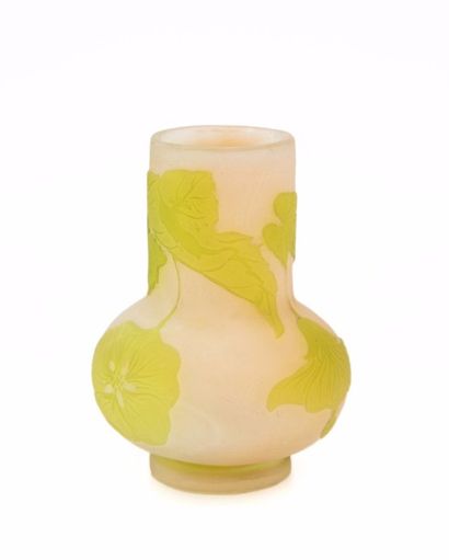 GALLE Emile GALLE (1846-1904). 

Vase épreuve en verre multicouches à décor de feuillage...