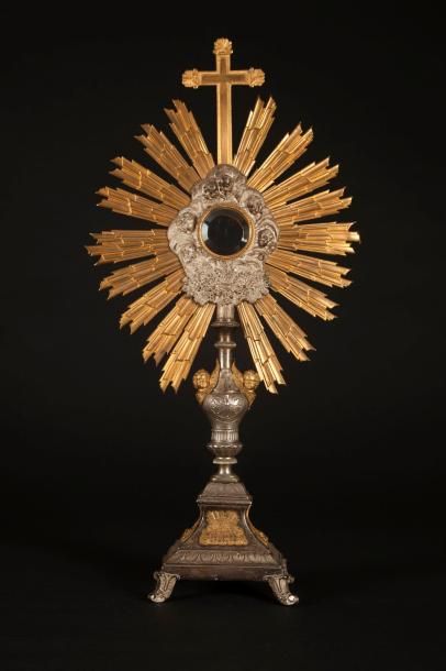 Ostensoir Ostensoir en bronze argenté et métal doré à décor de têtes d'anges.

Epoque...