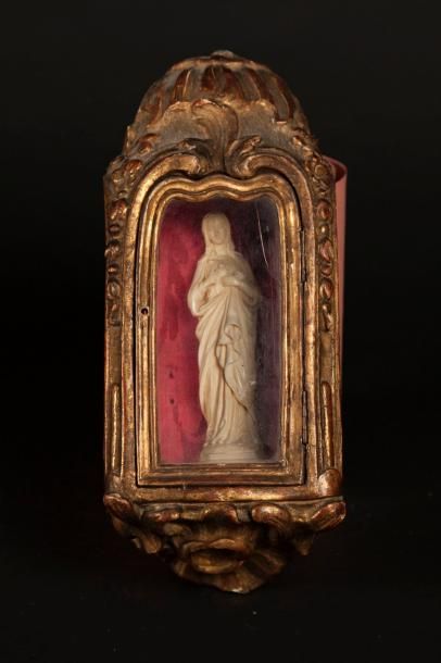 null Petite vitrine en bois doré. A l'intérieur une vierge en ivoire. 

H. de la...