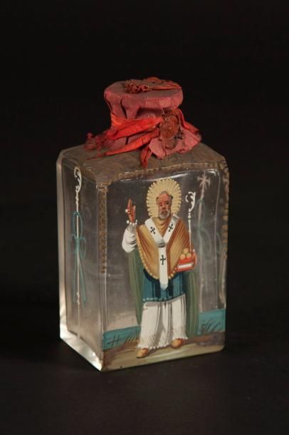 Flacon Flacon scellé en verre orné d'un saint en pieds.

H. : 14 cm