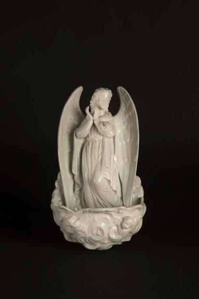 Bénitier Bénitier orné d'un ange en porcelaine émaillé blanc.

Epoque XIXe siècl...