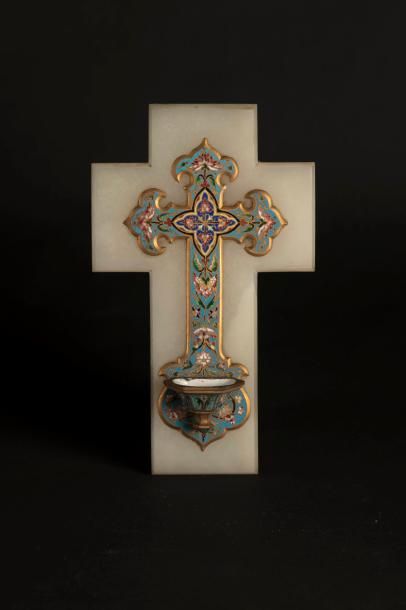 Croix Croix formant bénitier en émaux cloisonné posé sur une croix en marbre.

H....
