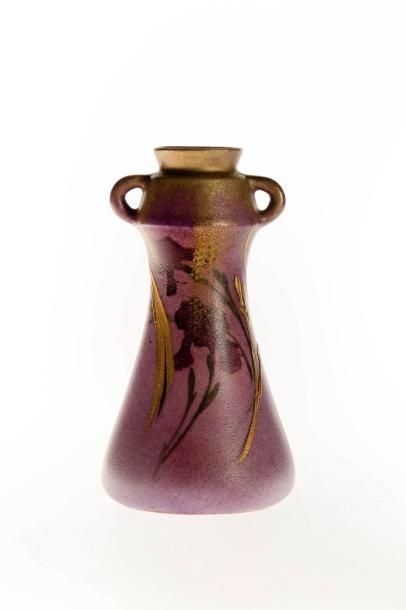GOLFE JUAN GOLFE JUAN

Vase à 2 anses décor de fleurs de couleur or et violet.

MCMassier...