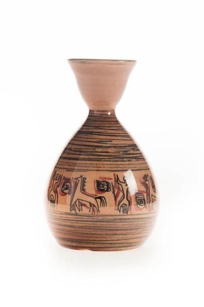 ACCOLAY ACCOLAY

Vase en faïence émaillée scène stylisée en bandeau.

H. : 19 cm