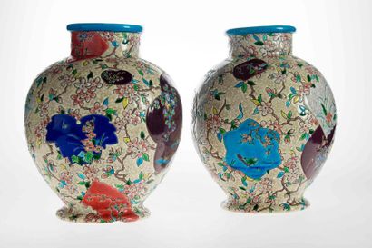 GIEN GIEN

Paire de vases boule en faïence fond craquelé décor japonisant.

H. :...