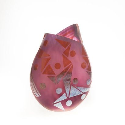 Patrice LEPAGE Patrick LEPAGE (1949)

Vase en verre multicouches motifs géométriques...