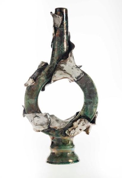 C. MASSIER C. MASSIER

Vase anneau en faïence émail métallique.

H. : 52 cm